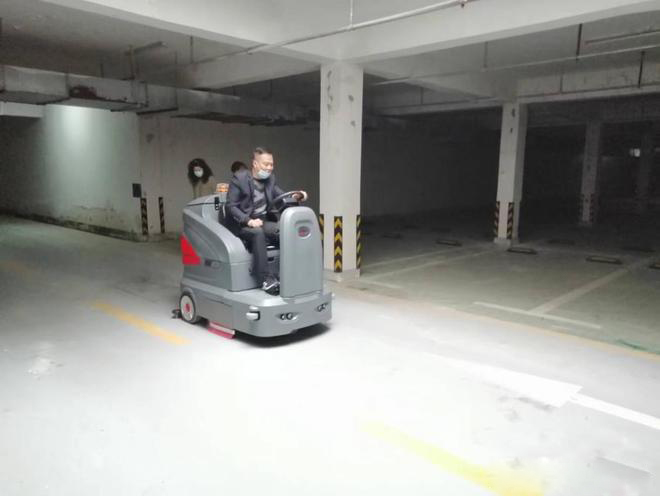 朝阳小区物业保洁不用人力改用驾驶式洗地机了